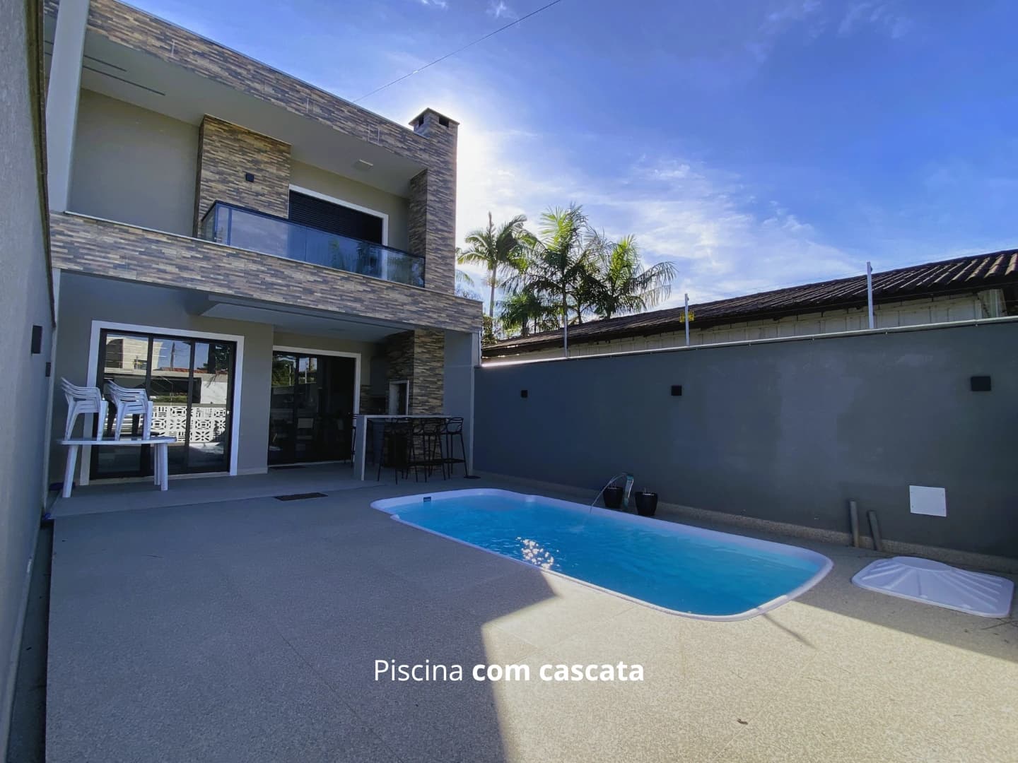 SOBRADO MOBILIADO COM PISCINA