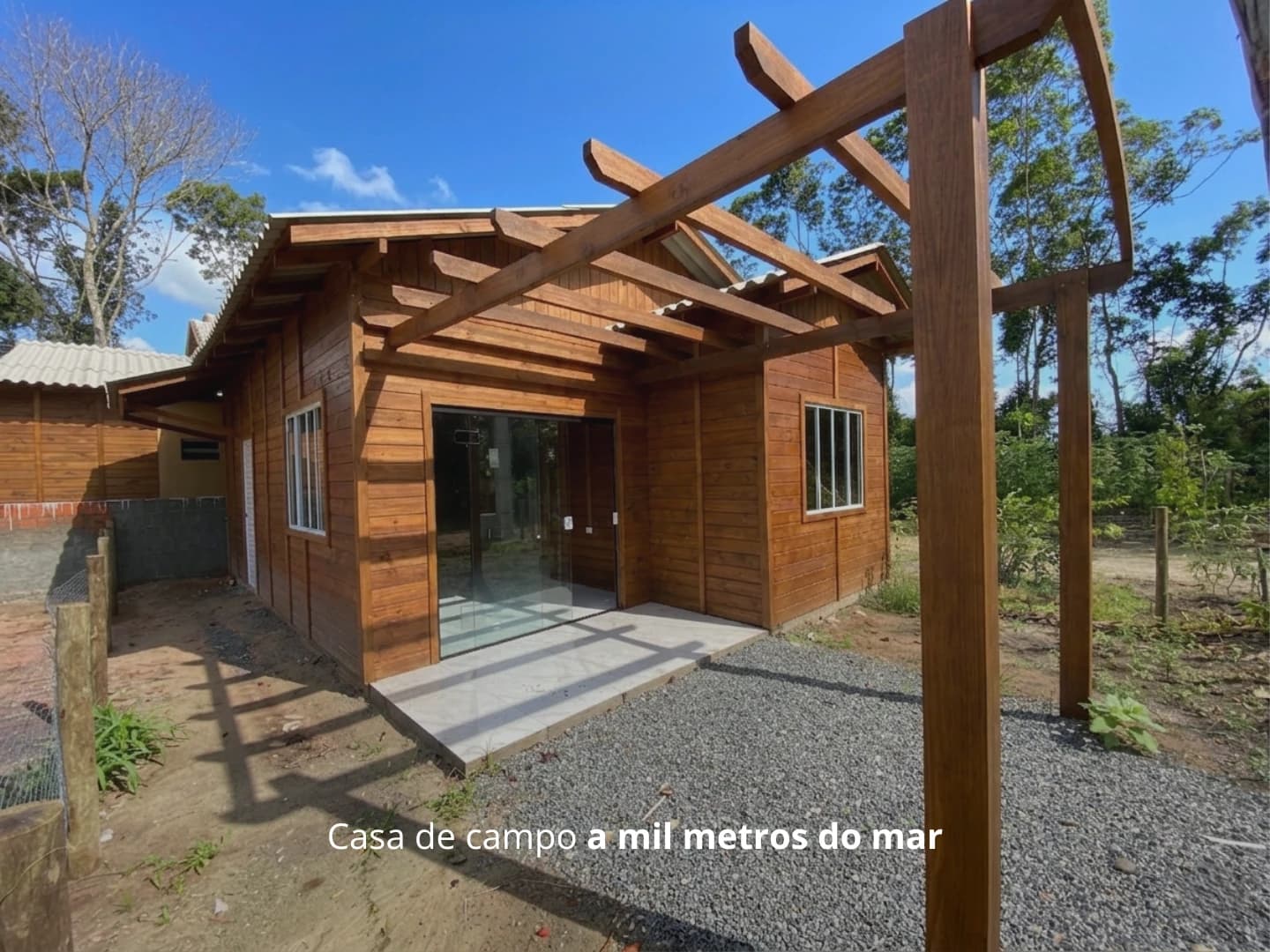 CASA DE MADEIRA MODERNA À 1.000 METROS DO MAR